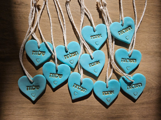 לבבות תלויים עם מילה טובה