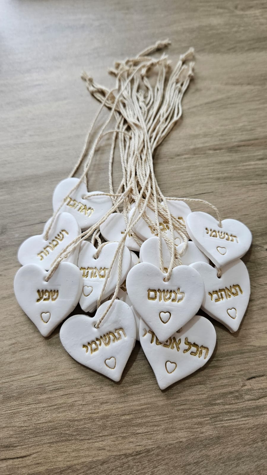 לבבות תלויים עם מילה טובה