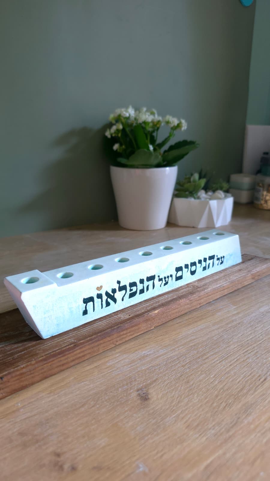 חנוכיה מעוצבת מבטון