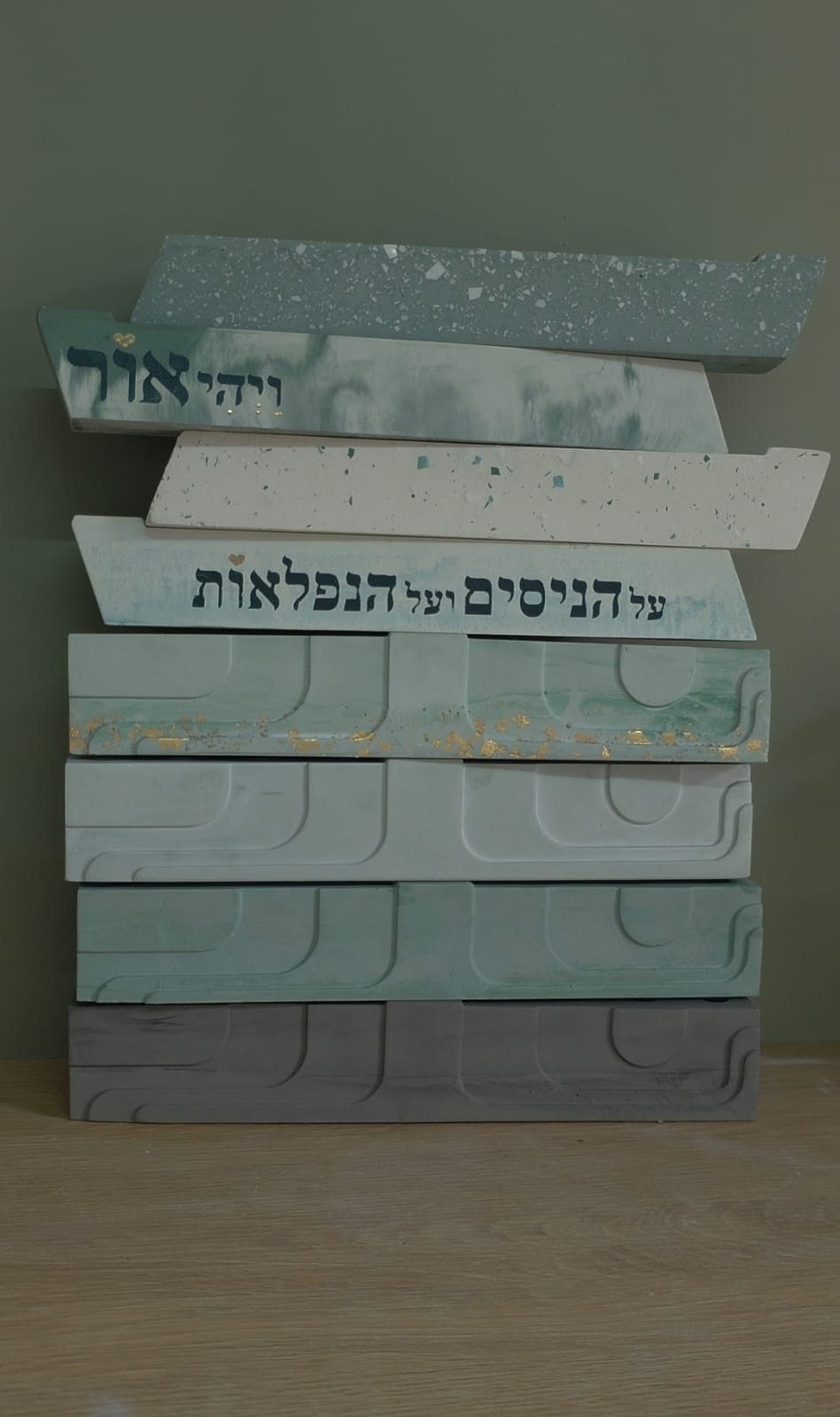 חנוכיה מעוצבת מבטון